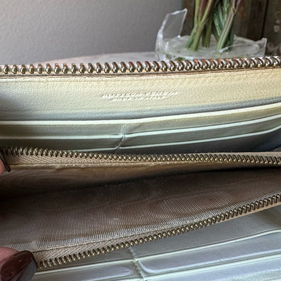 BOTTEGA VENETA 🔥RARE🔥Intrecciato Woven Nappa leather Zip around wallet. White. - Picture 10 of 11